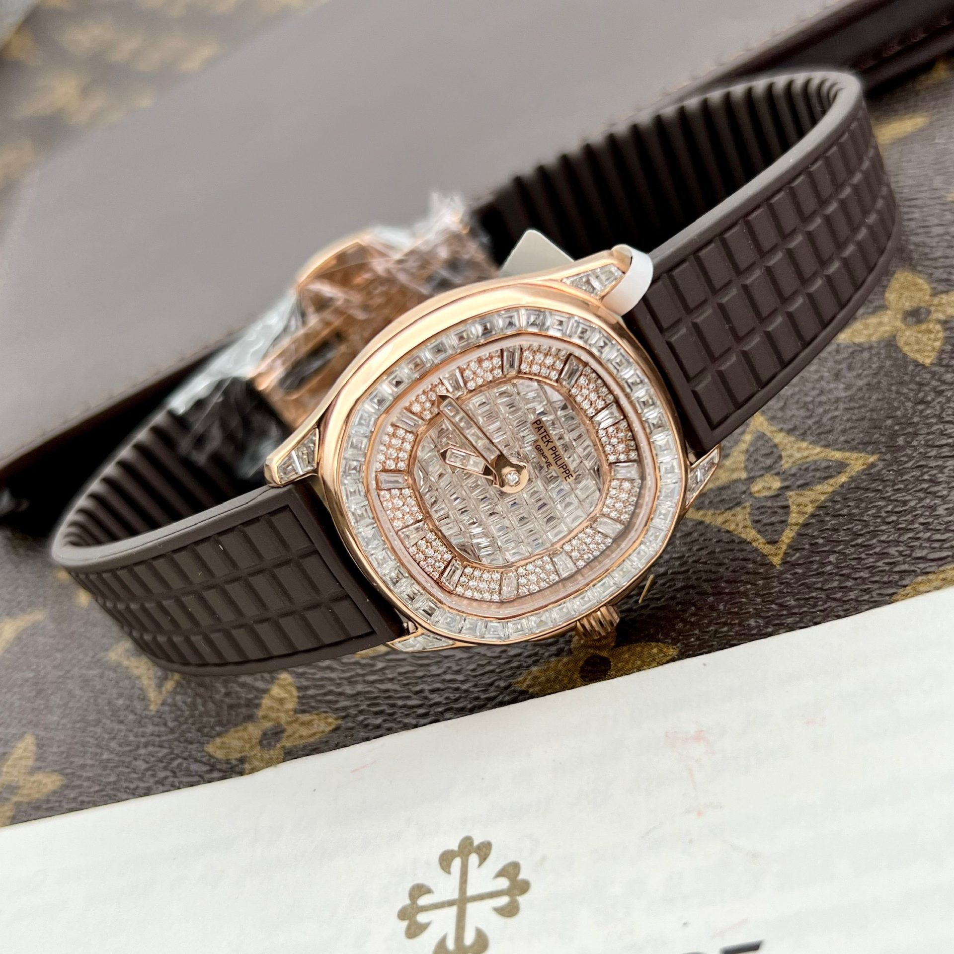01FE5393-A7EF-B819-FF29-7B0C8135EA52.jpg Patek Philippe Replica 1:1 Watch Aquanaut 5062 Gold Wrapped Moissanite Diamond 35.6mm - Image 1