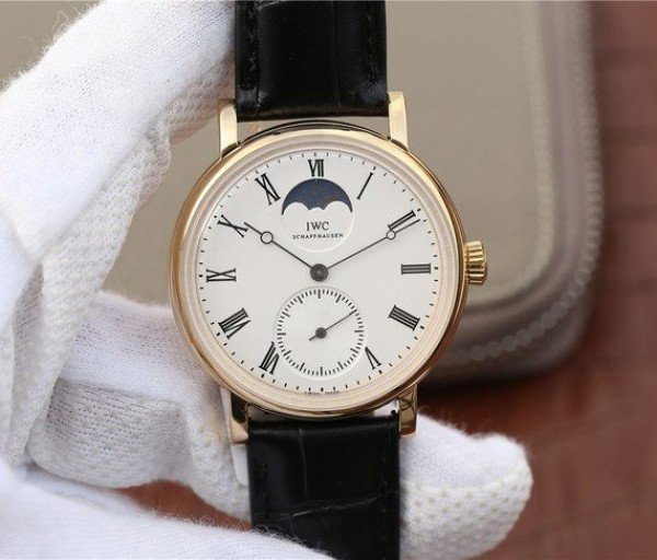 075A8908-AAF2-FBAC-0661-C5353E6F6FEF.jpg Replica IWC Vintage IW544803 White Dial YG Black Leather Strap - Image 1