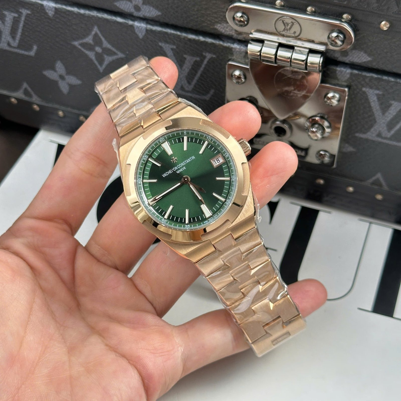 09684E61-DC00-5FC8-A882-060B4DB9141B.jpg Vacheron Constantin Best Copies Watch Overseas 4500V Dial Green 41mm - Image 1