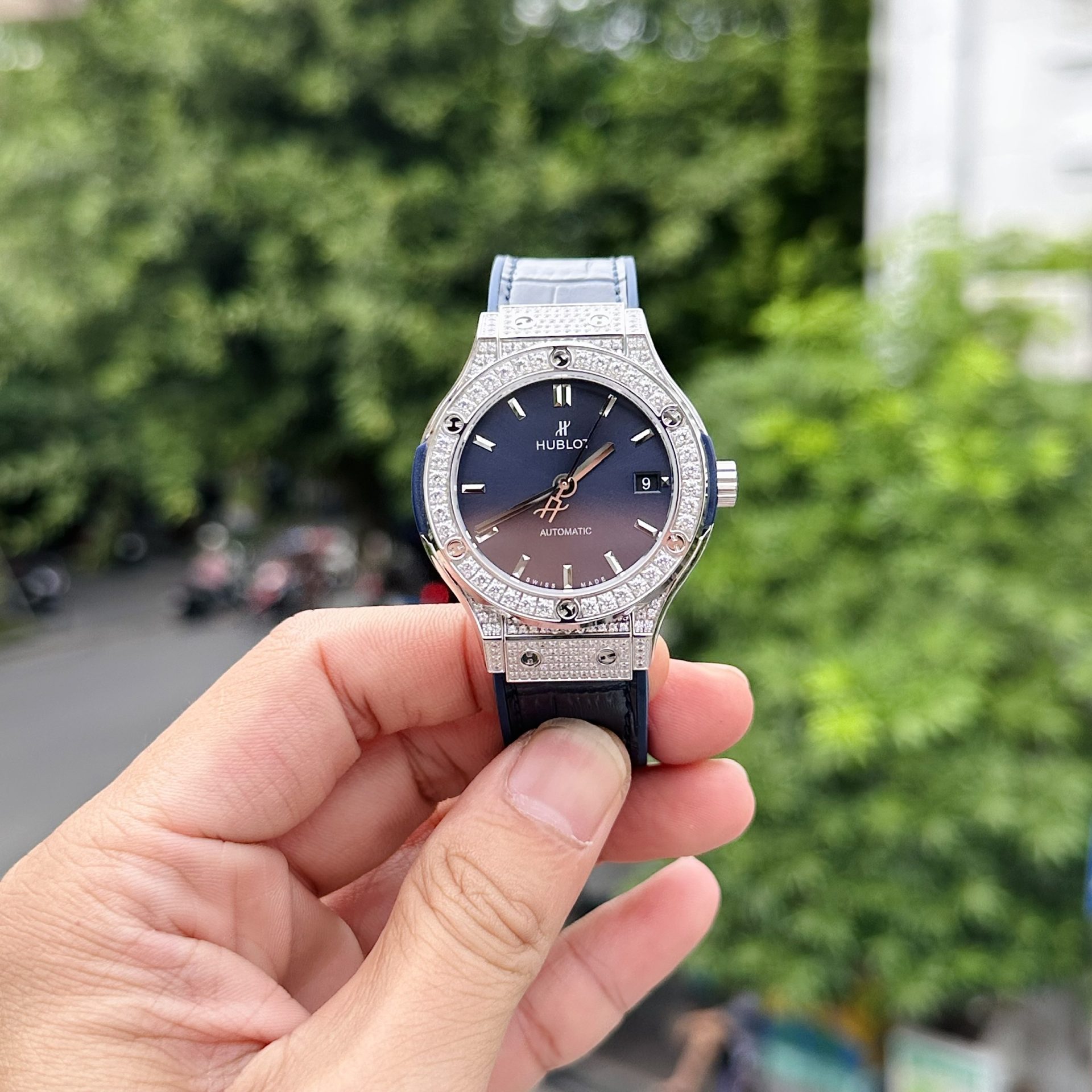 0BD7200C-5452-16BB-FDC6-0FDE5D7305B4.jpg Hublot Replica 1:1 Watch Classic Fusion Blue Dial With Full Diamond HB Factory 38mm - Image 1