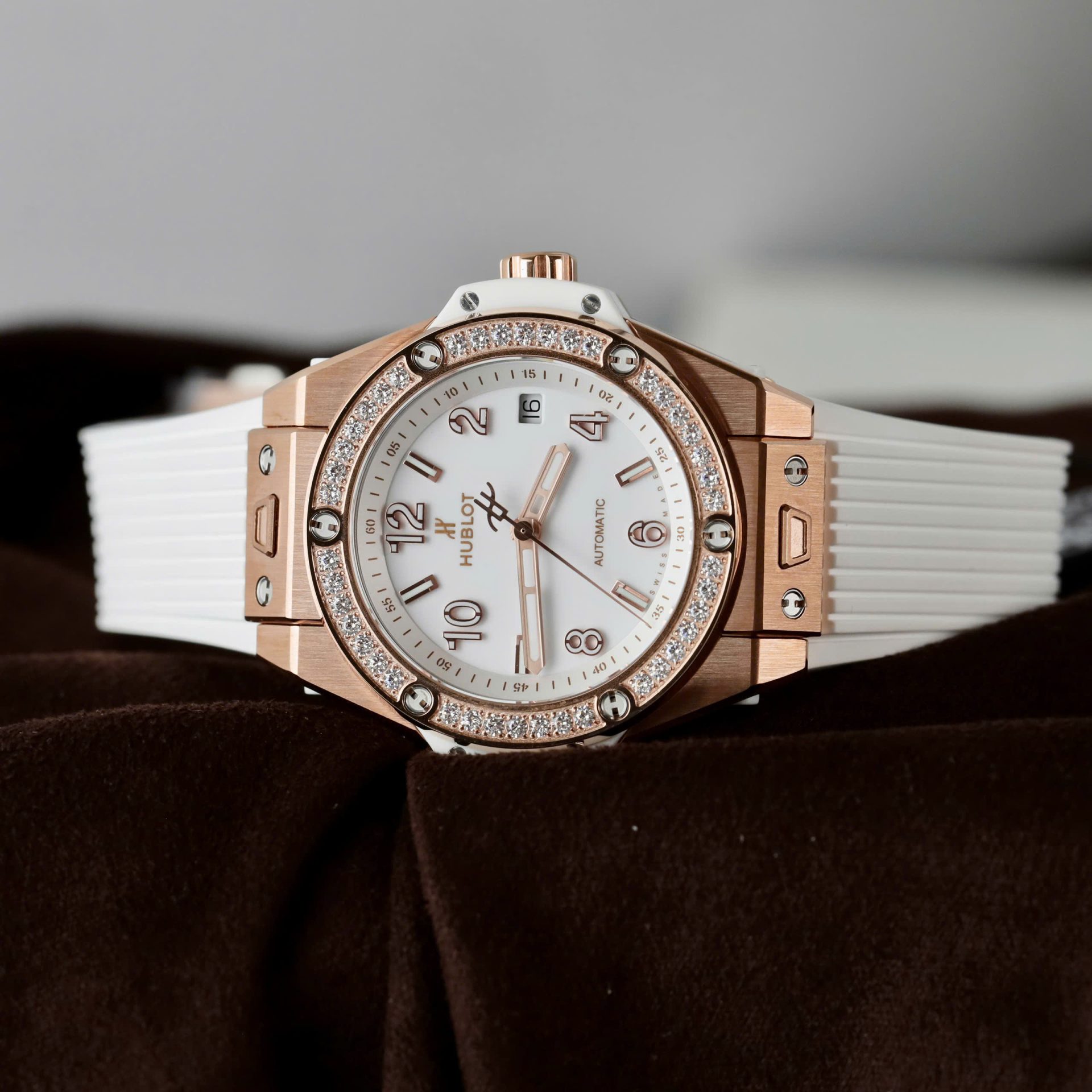 0D1B562D-12C4-503A-D838-F5352818E708.jpg Hublot Big Bang One Click King Gold Replica Watches White Rubber Strap 39mm - Image 1