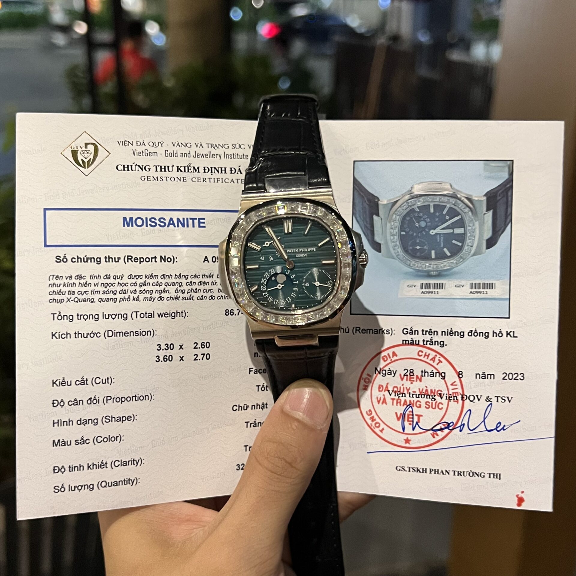 0F373135-CD30-7B29-D0B7-759EAADD7AD7.jpg Patek Philippe Nautilus 5722G With Diamond Moissanite Replica 11 Watch 40mm - Image 1