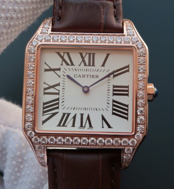 14235A89-B5B8-5AFE-C96F-D17E5906A339.jpg Replica Cartier Santos WH100751 Diamond RG White Dial Leather Strap A9015 - Image 1