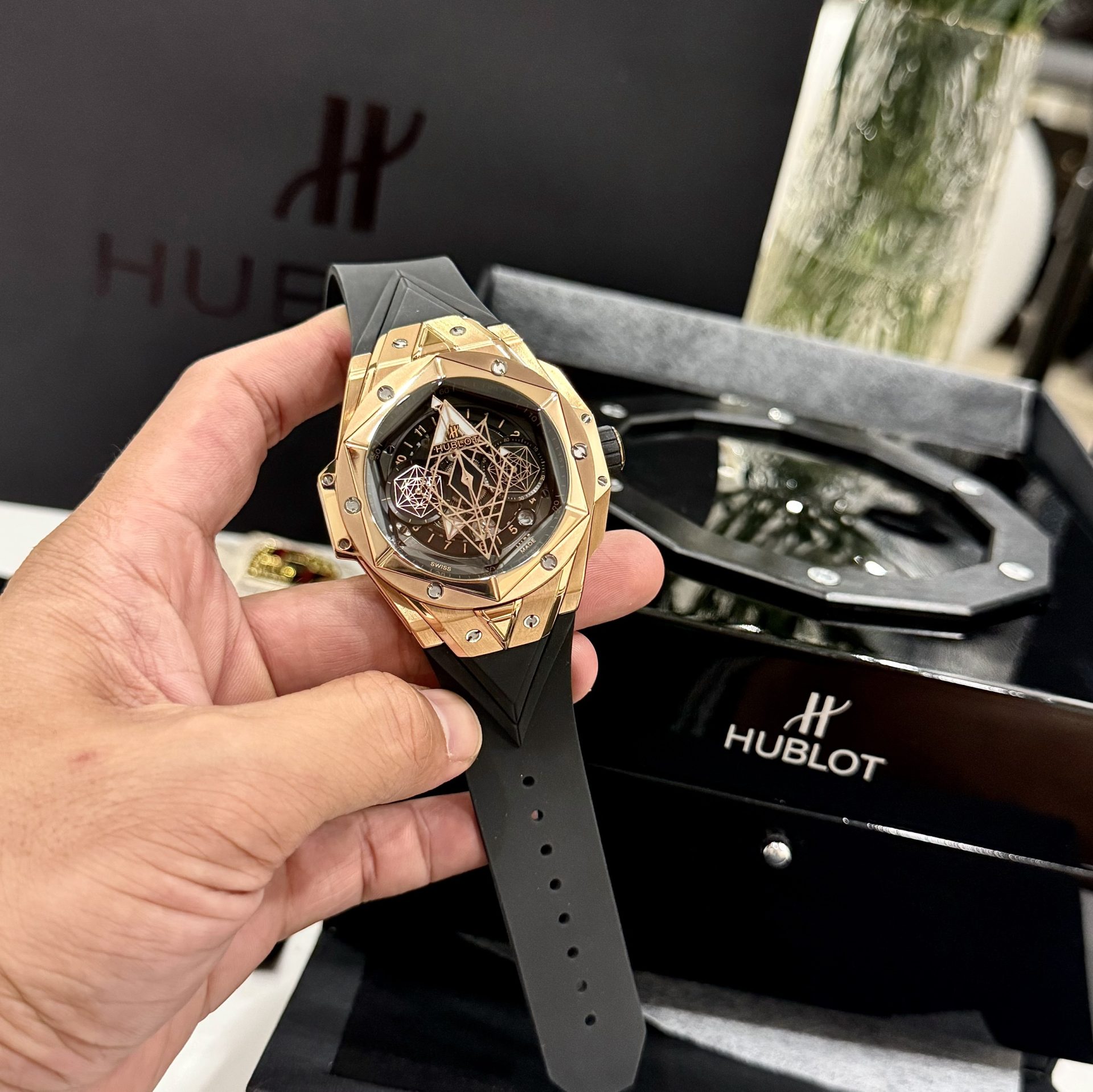 32C65B08-0126-4A6C-3951-4DBE4D164D7B.jpg Hublot Replica Watches Big Bang Sang Bleu ll King Gold Black Dial BBF 45mm - Image 1