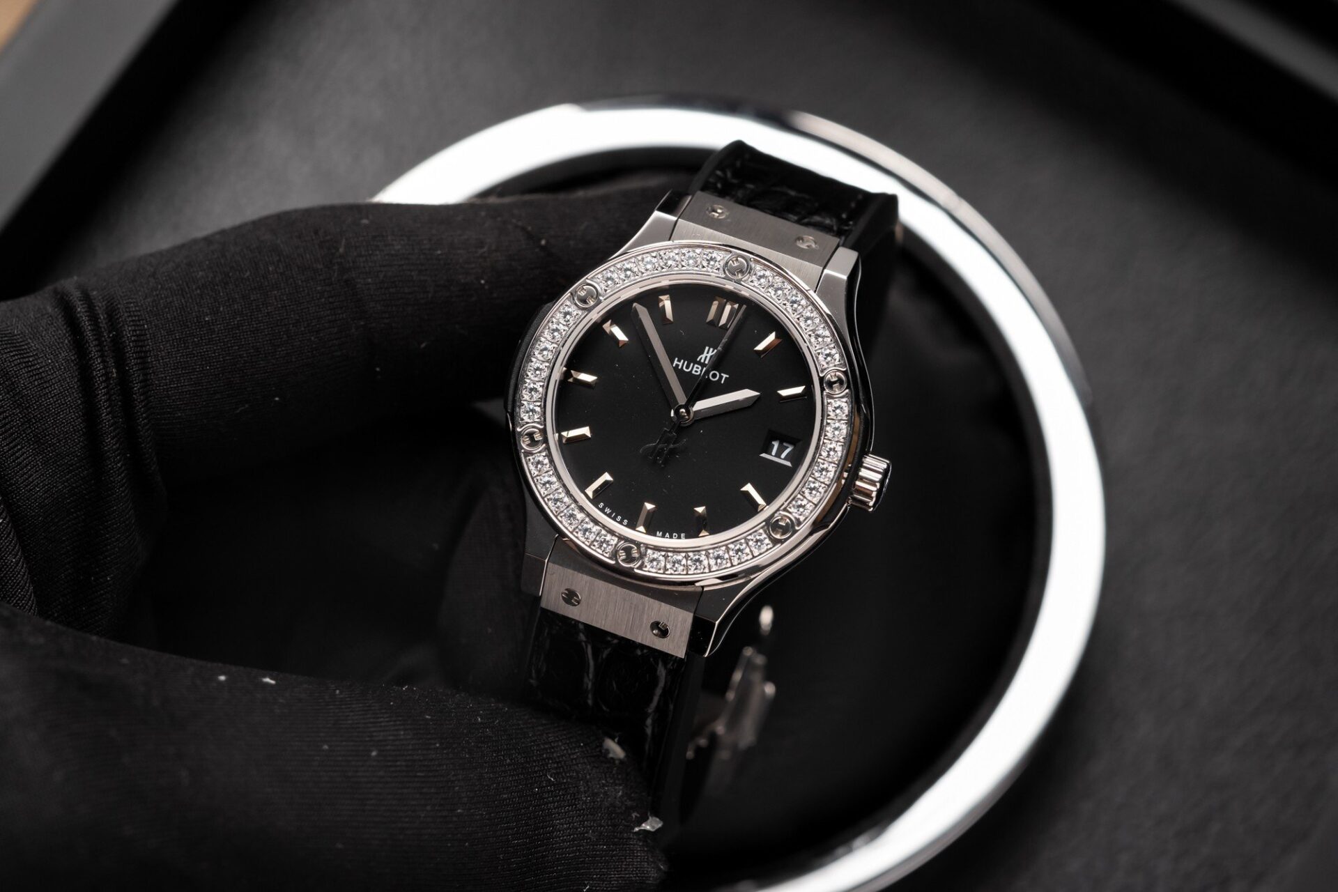 3A3CFAC9-2CA1-07B1-5121-97EAF7BB9403.jpg Hublot Replica 1:1 Watch With Diamonds Bezel Black Dial HB Factory 33mm - Image 1