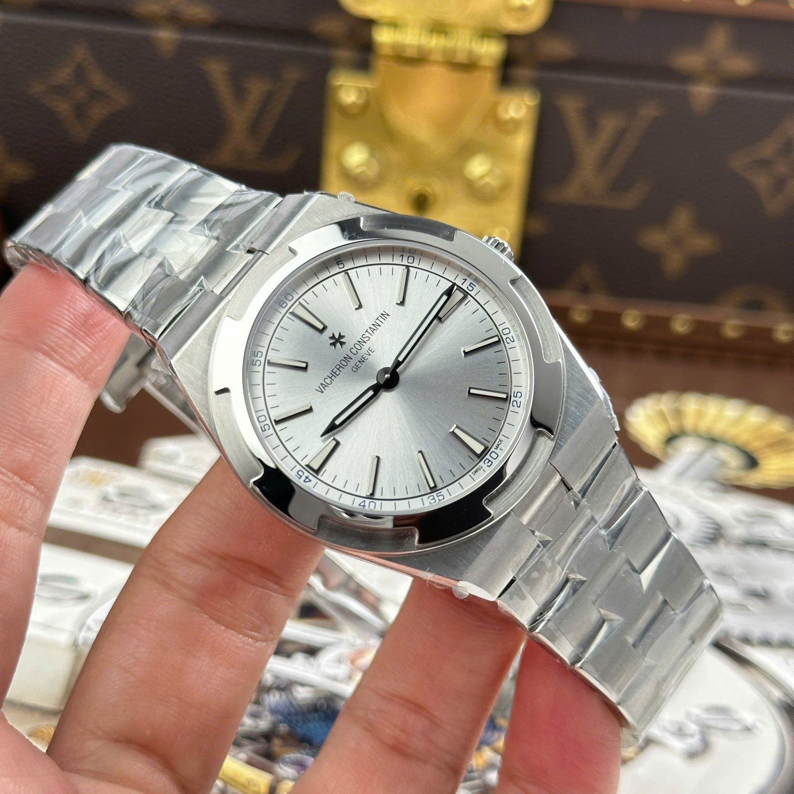 41E89A3E-527E-5DC4-ECA1-025BB9702069.jpg Vacheron Constantin Overseas Ultra-Thin 2000V Knock Off Watches White Dial Metal Wire 8F Factory 40mm - Image 1