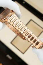 Patek Philippe Nautilus 7118 Replica Watches Rose Gold Swiss Movement 3K Factory 35,2mm - Image 7
