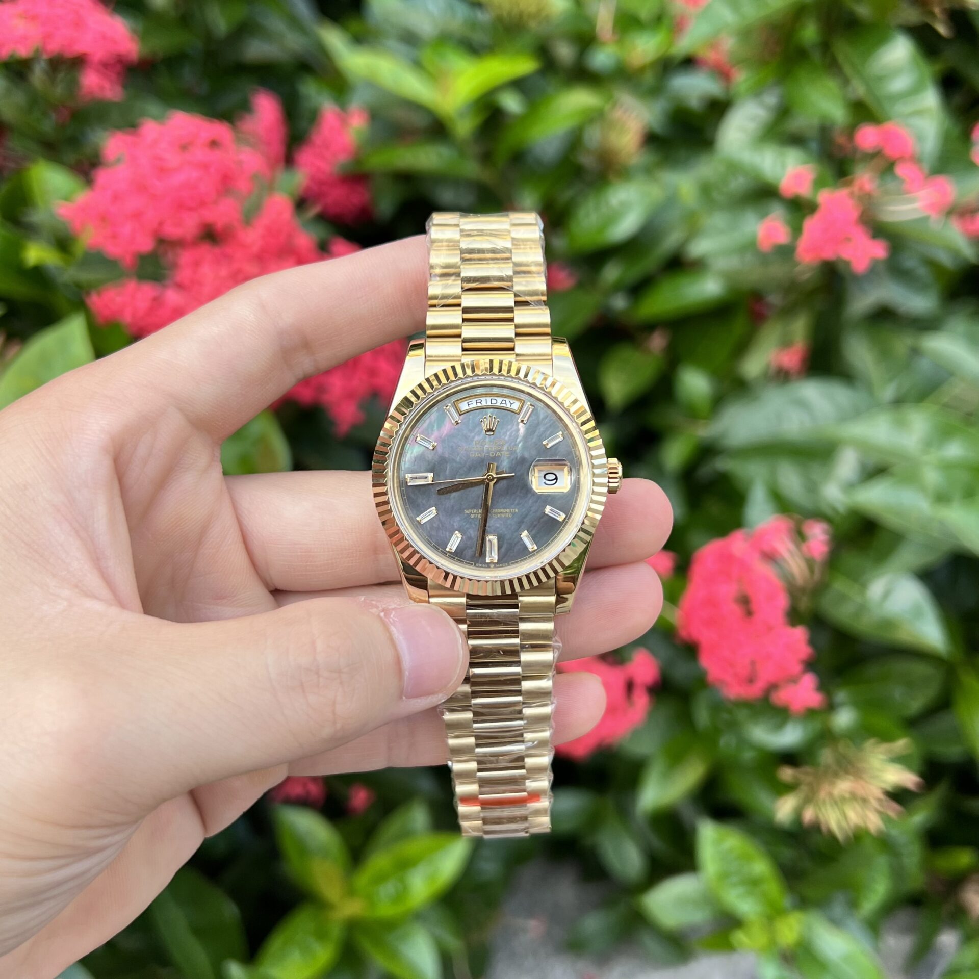 5D616AA0-F9D8-81DE-03E7-DDBAB5C38AD5.jpg Rolex Replica Watch Day-Date Purple Mother of Pearl Dial Yellow Gold 40mm - Image 1