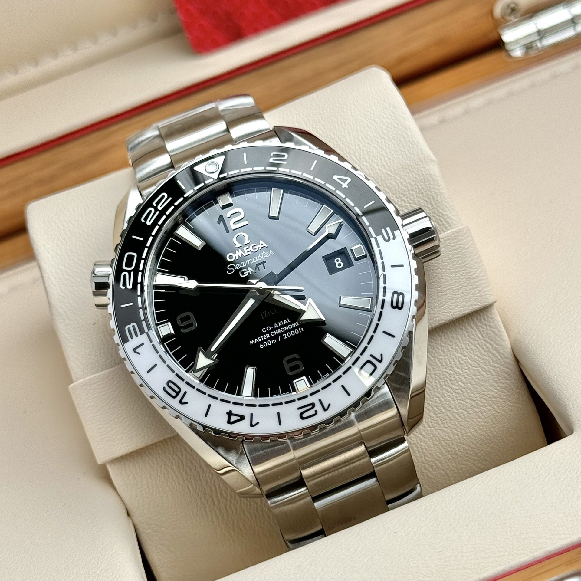 6D954D7C-DA1F-61AB-82BD-1EF016FD8FE1.jpg Omega Replica 1:1 Watch Seamaster Planet Ocean GMT Black Dial 43.5mm - Image 1