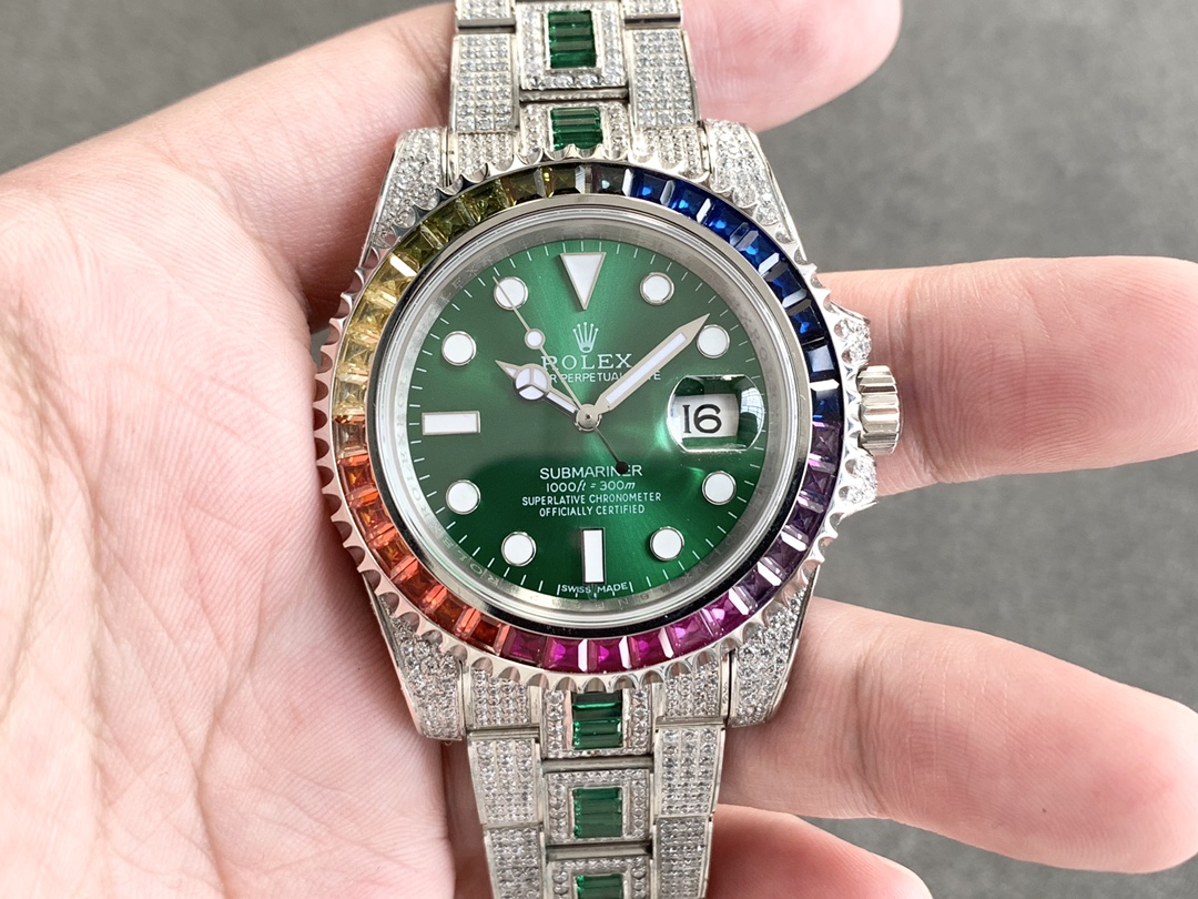 6E42D801-0284-EDDB-157D-CEBEC21FB8F0.jpg Rolex Submariner Special Edition with diamonds – Green iridescent diamonds – All diamonds – 40 mm(1:1 replica) - Image 1