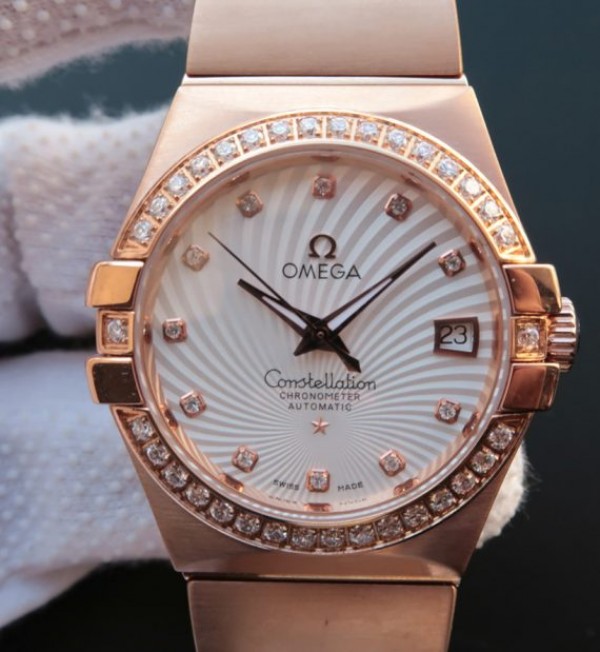 78495351-16D9-A97E-4D83-8499ADD182D0.jpg Replica Omega V6 Constellation Diamonds Bezel White Textured Dial RG Case A2500 - Image 1