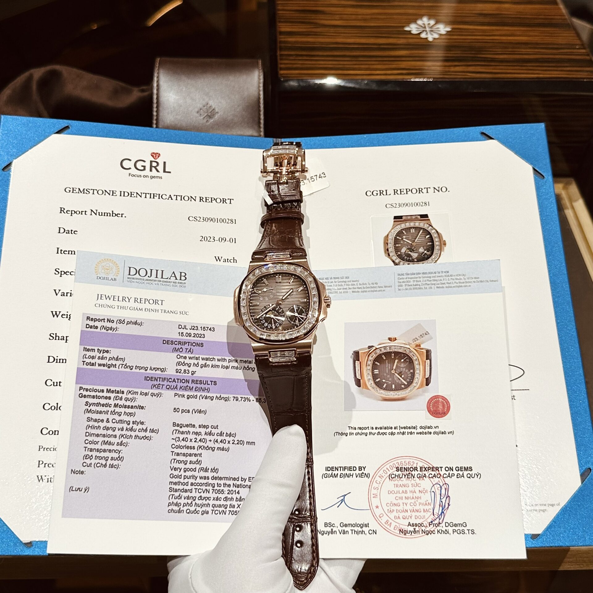 834483B6-F0DC-81A4-7672-162019025530.jpg Patek Philippe Nautilus 5724R Gold Wrapped Moissanite Diamond Replica Watch 40mm - Image 1