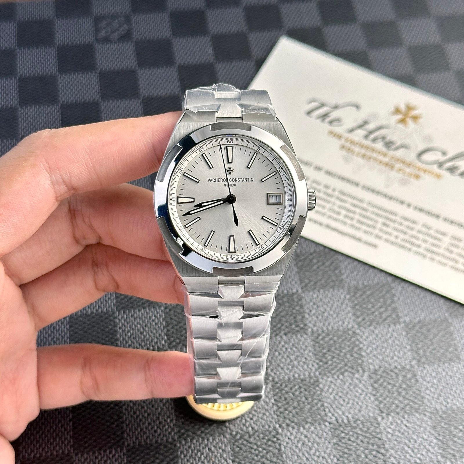 8C063EB1-C43F-5AD9-3A8D-4D1F4ACCBC9B.jpg Vacheron Constantin Overseas White Dial Metal Strap Replica 1:1 Watch 41mm - Image 1