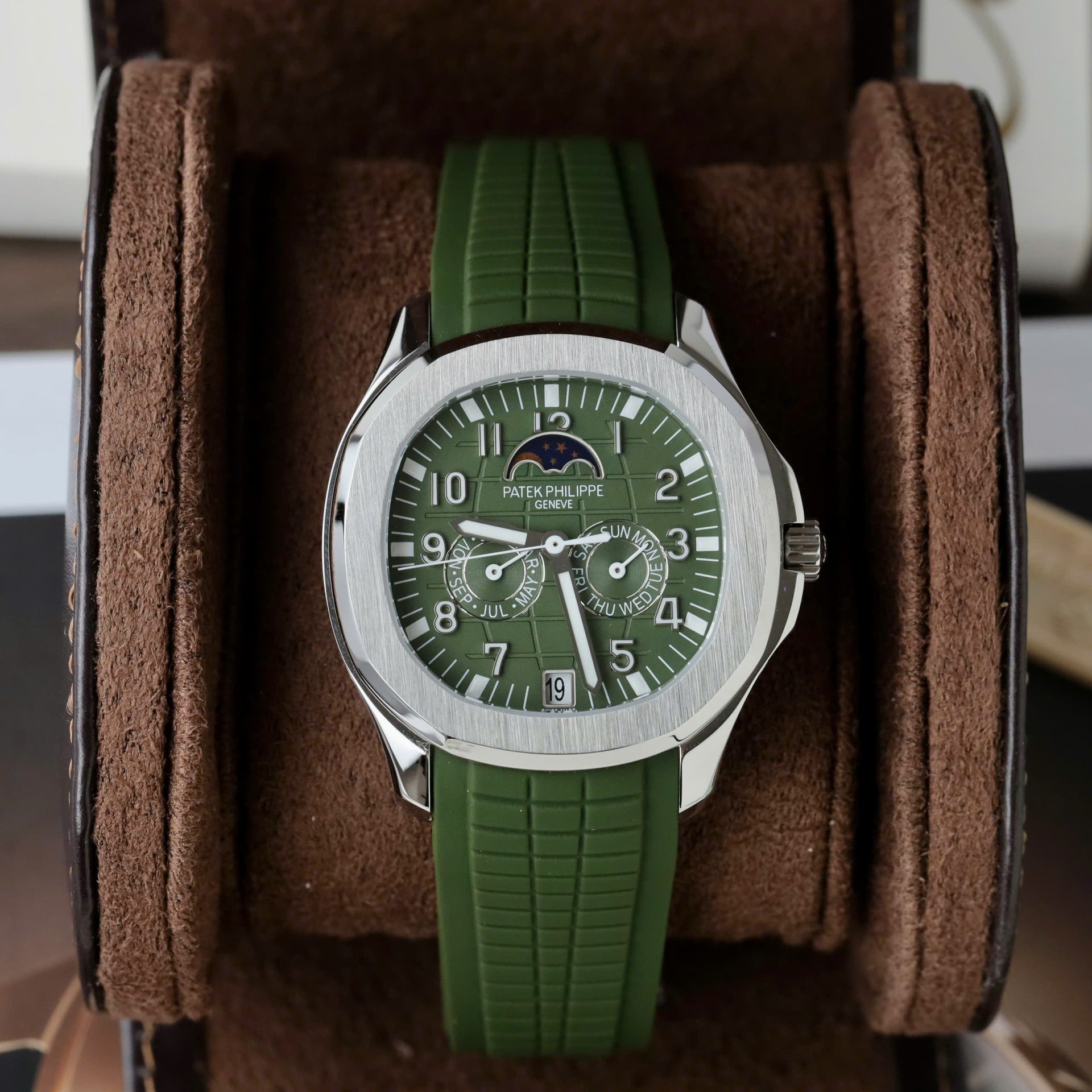 9DDE6A36-F47A-39B7-18A7-5F3FCD415A4B.jpg Patek Philippe Best Replica Watch Aquanaut 5261G Automatic Swiss Movement Green Dial 40mm - Image 1