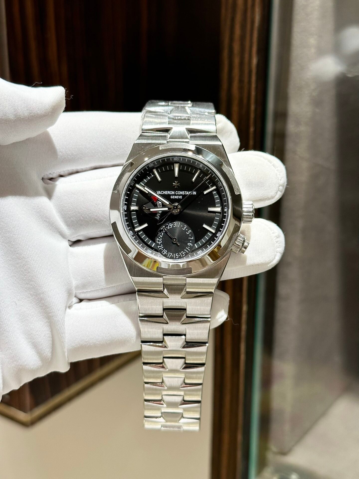 D0220971-06D5-E305-500F-BBA468A5D631.jpg Vacheron Constantin Replica 1:1 Watch Overseas 7900V Dual Time Black Dial 41mm - Image 1