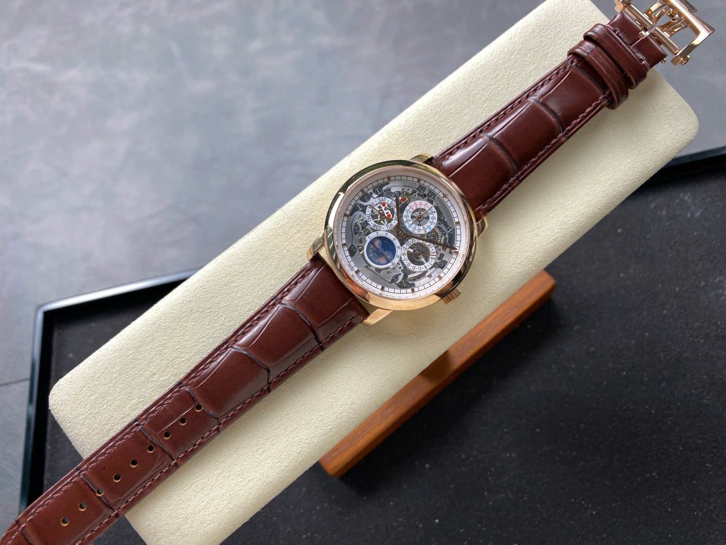 DEADBDBA-2797-09EE-A670-5B2B3D59B466.jpg Vacheron Constantin Traditionnelle 43175 Best Replica Watch 41mm - Image 1