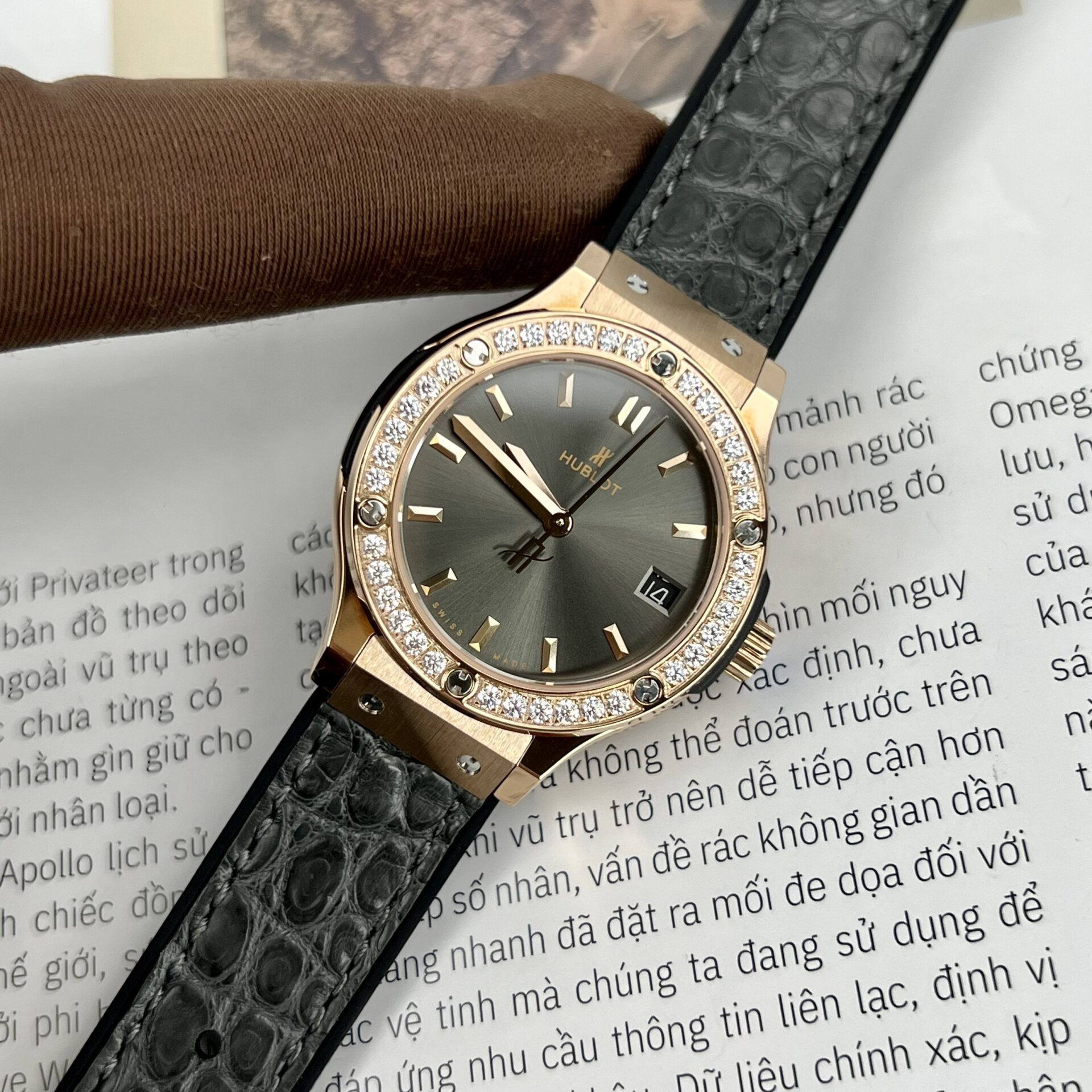 E1B5FA1A-CBB7-ACE8-88FC-2752DD47D3ED.jpg Hublot Replica 11 Watch Classic Fusion King Gold Women s Grey Dial Diamond Bezel 33mm - Image 1